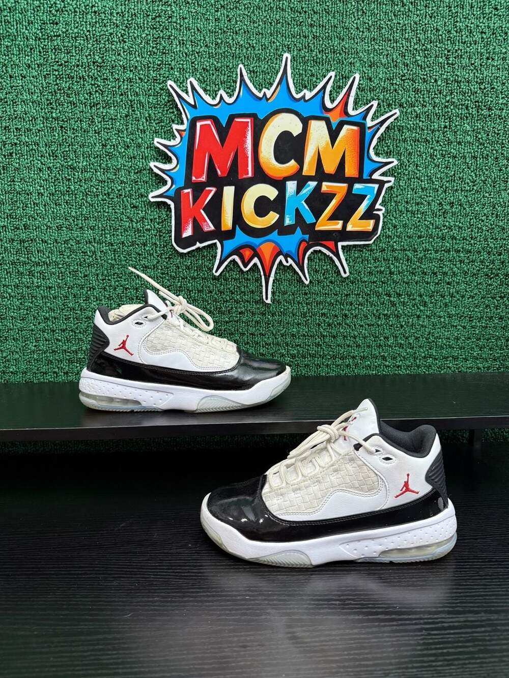 Air Jordan Max Aura 2 GS White Gym Red Youth Size 5.5/7W Pre-Owned